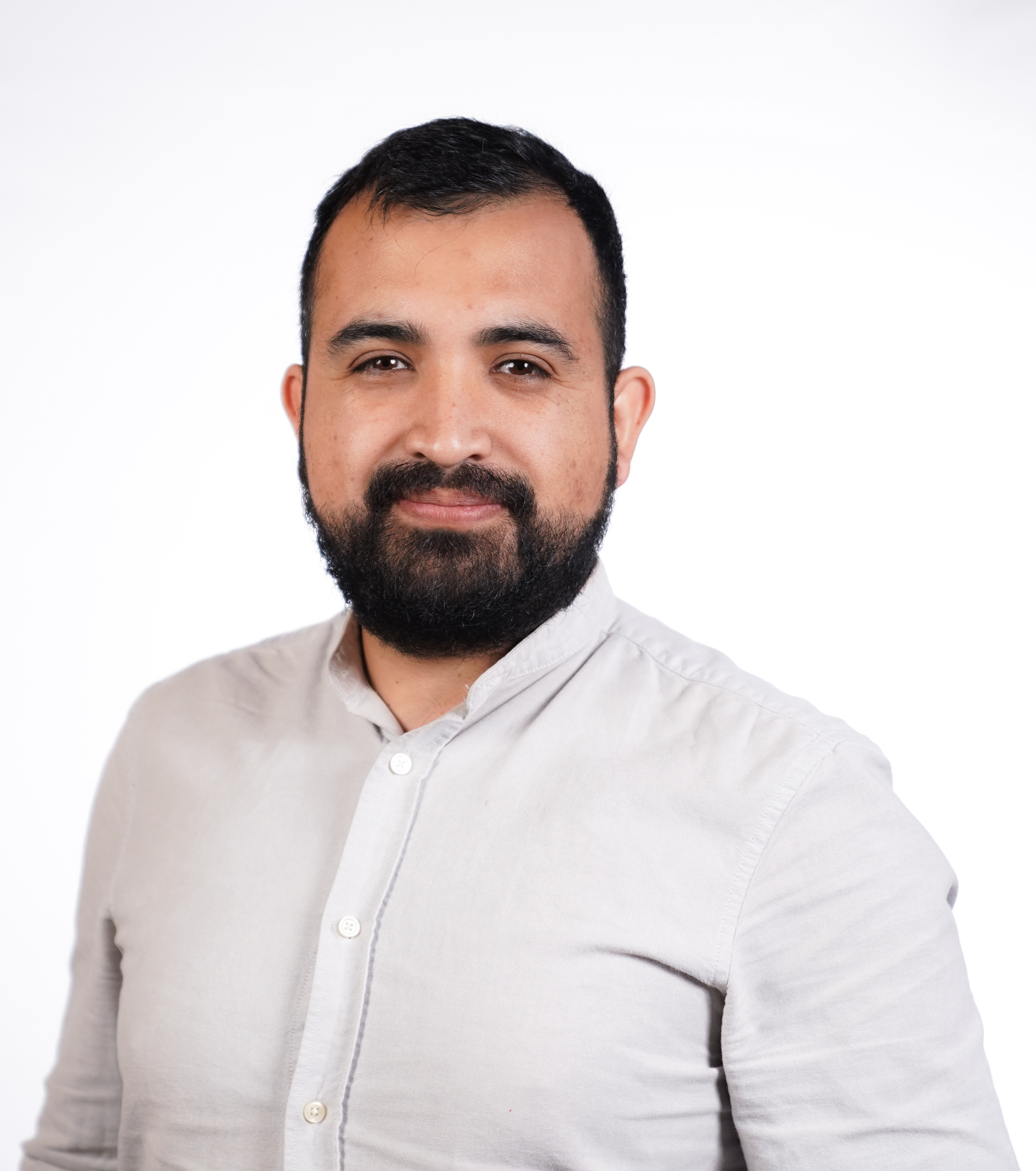 Jeovanny Ramos revisando indicadores logísticos en una bodega